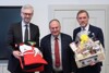 Sportreferent Michael Strugl und der neue Präsident Johannes Artmayr bedanken sich beim langjährigen Vereins- und Wirtschaftskammerpräsidenten Dr. Rudolf Trauner für sein Engagement im oberösterreichischen Sport