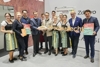 Eine Gruppe von zwölf Personen steht bei einem Messestand, darunter Manuela Reichert, Jakob Reitinger, BA, Landesrat Markus Achleitner, Mag. Wolfgang Falkensteiner, Robert Seeber und Mag. Andreas Winkelhofer