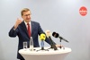 Landesrat Markus Achleitner steht an einem Stehtisch, auf dem sich mehrere Mikrofone befinden