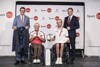 Landesrat Markus Achleitner mit Trachtenjanker, Walter Ablinger mit zwei Medaillen, Florian Brungraber mit Medaille und Urkunde und Landeshauptmann Mag. Thomas Stelzer nebeneinander, hinter ihnen eine Wand mit Beschriftung Sport Oberösterreich, Olympiazentrum Oberösterreich