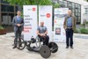 Landesrat Markus Achleitner, Walter Ablinger und Walter Mayrhuber, vor ihnen ein Paracycling-Sportrad, hinter ihnen Plakate mit Werbung für die Europameisterschaften