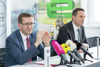 Wirtschafts- und Forschungs-Landesrat Markus Achleitner und Stefan Bogner, Sprecher der Geschäftsführung Wacker Neuson Linz GmbH, sitzen am Tisch bei einer Pressekonferenz.