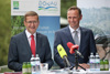 Landesrat Markus Achleitner und Landesrat Jochen Danninger stehen nebeneinander an einem Konferenztisch mit Mikrofonen