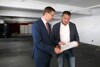 v.l.: LR Markus Achleitner und LAbg. Anton Froschauer stehen nebeneinander in einem leeren Gebäude und halten einen Plan in den Händen. 
