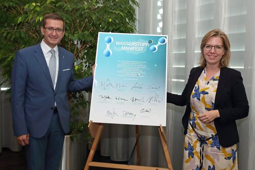 Landesrat Markus Achleitner und Bundesministerin Leonore Gewessler mit dem „Wasserstoffmanifest“, Plakat mit elf Unterschriften