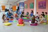 Wirtschafts-Landesrat Markus Achleitner und Landeshauptmann-Stellvertreterin Mag.a Christine Haberlander sowie WKOÖ-Vizepräsidentin Margit Angerlehner sitzen in einem Kreis mit mehreren Kindern.
