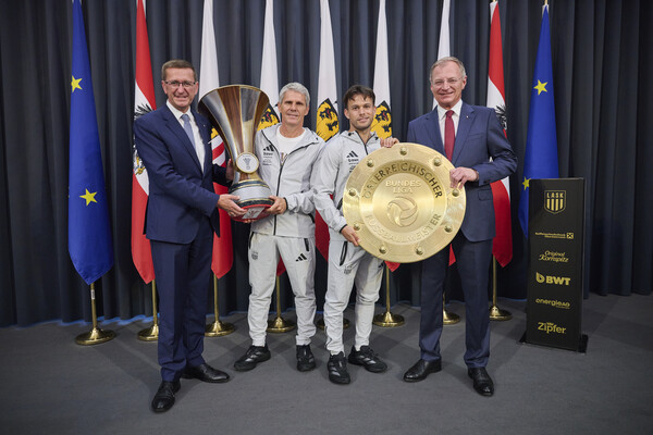 Wirtschafts- und Sport-Landesrat Markus Achleitner, LASK-Trainer Dietmar Kühbauer, LASK-Kapitän Sascha Horvath und Landeshauptmann Mag. Thomas Stelzer mit Meisterschale und Cup-Pokal.