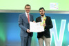 Wirtschafts- und Energie-Landesrat Markus Achleitner mit Seyedsina Motamedi, einem der beiden Preisträger des Young Energy Researchers Award 2023.