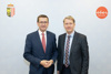 v.l.: Wirtschafts-Landesrat Markus Achleitner und FH-Hon.Prof. Dr. Dr. Herwig W. Schneider (Geschäftsführer Industriewissenschaftliches Institut (IWI), Wien) stehend.