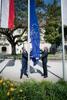 V.l.: Wirtschafts- und Europa-Landesrat Markus Achleitner und Landeshauptmann Mag. Thomas Stelzer beim Hissen der Europafahne vor dem Linzer Landhaus.