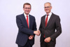 Wirtschafts- und Energie-Landesrat Markus Achleitner bedankte sich bei E-Control-Vorstand Dr. Wolfgang Urbantschitsch, LL.M. für die gute Zusammenarbeit
