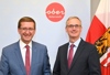 Wirtschafts- und Energie-Landesrat Markus Achleitner und Dr. Wolfgang Urbantschitsch, Vorstand der E-Control stehen nebeneinander.