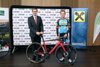 Landesrat Markus Achleitner und Riccardo Zoidl mit einem Rennrad