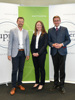 Christian Altmann, Viktoria Hauder und Landesrat Markus Achleitner stehen nebeneinander, im Hintergrund Rollplakate mit Beschriftung business upper austria, www Tcluster.at