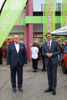 v.l.: Wolfgang Benischko und Landesrat Markus Achleitner  vor einem Nah&Frisch-Supermarkt