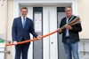 Landesrat Markus Achleitner und Bürgermeister Leopold Gartner halten gemeinsam ein Stück Breitbandkabel