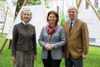 Landesforstdirektorin Elfriede Moser, LRin Michaela Langer-Weninger und Georg Adam Starhemberg stehen nebeneinander vor mehreren Holzkonstruktionen im Linzer Landhauspark.