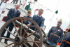Karlheinz Eder, Kapitän und Geschäftsführer Traunseeschifffahrt, und Wirtschafts- und Tourismus-Landesrat Markus Achleitner auf dem Deck der „Gisela“.