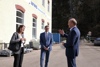 Dr.in Henrietta Egerth, Landesrat Markus Achleitner und Christoph Wagner vor einem Betriebsgebäude mit der Aufschrift WWS Wasserkraft