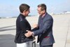 Wirtschafts- und Sport-Landesrat Markus Achleitner (r.) begrüßt Oliver Glasner auf dem Rollfeld des Linzer Flughafens.