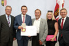 Walter Gupfinger, Landesrat Markus Achleitner, Johann Kaindlstorfer, Brunhilde Kettl und Franz Schiefermair stehen nebeneinander und halten Urkunde und Medaille in Händen, im Hintergrund eine Oberösterreich-Fahne