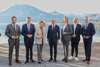 v.l.: Landesrat Sebastian Schuschnig, Kärnten, Landesrat Markus Achleitner, Oberösterreich, Tourismus-Staatssekretärin Susanne Kraus-Winkler, Landeshauptmann Wilfried Haslauer, Salzburg, Landesrätin Barbara Eibinger-Miedl, Steiermark, Landesrat Mario Gerber, Tirol, und Landesrat Jochen Danninger, Niederösterreich stehen nebeneinander, im Hintergrund der Wolfgangsee.