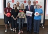 Gerald Reindl (Coach und Leiter Frauen-Fußball-Zentrum OÖ), Stephanie Höller (Obfrau Frauen-Fußball-Akademie OÖ), Stefan Reiter (Geschäftsführer FC Blau-Weiß Linz), Kapitänin Katharina Messthaler (SPG Kleinmünchen/Blau-Weiß Linz), Wirtschafts- und Sport-Landesrat Markus Achleitner, OÖFV-Präsident Gerhard Götschhofer und Christine Holzmüller (Vorstandsmitglied Frauen-Fußball-Akademie OÖ)