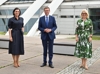 Tourismusministerin Elisabeth Köstinger mit Wirtschafts- und Tourismus-Landesrat Markus Achleitner und ÖHV-Präsidentin Michaele Reitterer stehen nebeneinander vor dem Design Center.