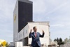 Wirtschafts- und Energie-Landesrat Markus Achleitner bei seiner Ansprache vor dem 1. Mühlviertler Solar-Tower von Martini Beton in St. Martin im Mühlkreis.