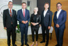 Manfred Luger, Landesrat Markus Achleitner, Steffi Burkhart, Werner Pamminger und Andreas Berger stehen nebeneinander in einem Büroraum