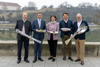 v.l.: Andreas Murray, LR Markus Achleitner, LRin Michaela Langer-Weninger, Mag. Andreas Winkelhofer und Wolfgang Gröller stehen am Donauufer in Linz nebeneinander. LR Markus Achleitner, LRin Michaela Langer-Weninger, Mag. Andreas Winkelhofer halten ein Teller mit Essen in den Händen, Andreas Murray ein großes Messer und Wolfgang Gröller Löffel und Gabel im Großformat.