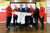 Judoka Daniel Allerstorfer, Nationalteam-Trainerin Yvonne Snir-Bönisch, Wirtschafts- und Sport-Landesrat Markus Achleitner, Martin Poiger (Präsident Judo Austria), Judoka Elena Dengg, Judo-Landes-Präsident Manfred Reisinger und Judoka Stephan Hegy halten gemeinsam eine Kampfjacke in die Kamera.