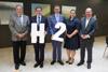 v.l.: Dr. Gerald Reisinger (Präsident Fachhochschule OÖ), Bürgermeister Dr. Andreas Rabl (Wels), Wirtschafts- und Forschungs-Landesrat Markus Achleitner, DIin Dr.in Christina Toigo, Leiterin des OÖ. Wasserstoff-Forschungszentrums am FH OÖ Campus Wels, und FH-Prof. Priv.-Doz. DI Dr. Johann Kastner (Vizepräsident für Forschung & Entwicklung Fachhochschule OÖ) stehen nebeneinander, Bgm. Rabl hält eine großes „H“ und LR Achleitner ein großes „2“ in den Händen.