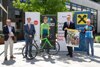 Paul Resch mit Flyer, Landesrat Markus Achleitner und Daniel Eichinger mit Rennrad, Dr. Bernhard Marckhgott und Riccardo Zoidl halten ein Plakat zum Radrennen, im Hintergrund Rollplakate mit Sujets und Werbung für das Rennen, Beschriftung Oberösterreich Classics, Sport Oberösterreich, Dein Leben. Dein Sport. Deine Zeit.