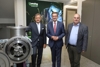 - Betriebsbesuch und Lokalaugenschein bei der Lenzing AG – v.l.: Lenzing-AG-Vorstand DI Christian Skilich, Wirtschafts-Landesrat Markus Achleitner und DI Gottfried Rosenauer, Gruppenleiter Energie bei der Lenzing AG.