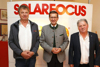 Johann Kalkgruber, Landesrat Markus Achleitner und Johann Hinterplattner stehen nebeneinander, im Hintergrund eine große Tafel mit der Aufschrift Solarfocus