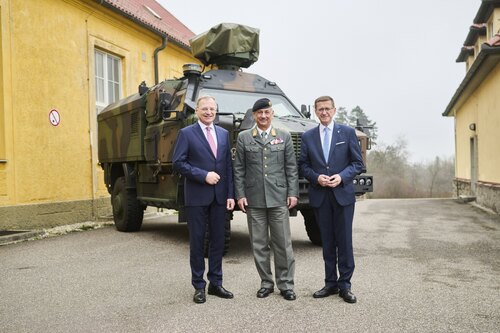 v.l.: LH Mag. Thomas Stelzer, Brigadier Mag. Dieter Muhr (Militärkommandant OÖ) und LR Markus Achleitner stehen gemeinsam vor einem Militärfahrzeug im Fliegerhorst Vogler in Hörsching.