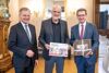 Landeshauptmann Mag. Thomas Stelzer und Wirtschafts- und Sport-Landesrat Markus Achleitner mit Dr. Roland Werthner, Obmann der erfolgreichen TGW Zehnkampf-Union.