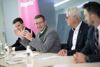 Mag. Dominik Thauerböck, Landesrat Markus Achleitner, Wolfgang Oberlehner und Dr. Elmar Krennmayr sitzen nebeneinander an einem Konferenztisch, im Hintergrund Rollplakat mit Beschriftung Magenta