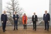 Landesrat Marco Tittler, Landesrat Markus Achleitner, Landesrätin Beate Palfrader, Arbeitsminister Martin Kocher und Landesrat Martin Eichtinger stehen in einigem Abstand nebeneinander auf einem Balkon, Blick über Stadt und Fluss