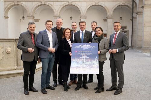 Gruppenfoto: Dr. Alfred Klampfer, Umwelt- und Klima-Landesrat Stefan Kaineder, Gerhard Straßer, Mag.a Angelika Sery-Froschauer, Stefan Guggenberger, Wirtschafts-Landesrat Markus Achleitner, Mag. Ernst Stummer, Mag.a Brigitte Deu, und Sozial-Landesrat Dr. Wolfgang Hattmannsdorfer im Arkadenhof des Linzer Landhauses.