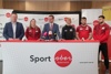 Martin Poiger (Judo-Präsident), Yvonne Snir-Bönisch (Headcoach), Wirtschafts- und Sport-Landesrat Markus Achleitner sowie die vierfache Olympia-Teilnehmerin Sabrina Filzmoser und die WM-Starter Shamil und Wachid Borchashvili am Rednerpult vor Transparenten des Landes OÖ.