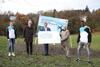 Susanne Walli, Dr. Franz Keplinger, Landesrat Markus Achleitner, Bischofsvikar Dr. Johann Hintermaier und Endi Kingley, mit dem Plan vom Leichtathletik-Stützpunktes Olympiazentrum OÖ, im Hintergrund Plakat mit Foto und Aufschrift Leichtathletik-Stützpunkt Olympiazentrum OÖ