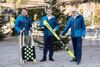 Andreas Winkelhofer, LR Markus Achleitner und Robert Seeber stehen nebeneinander auf einen überdachten Zeltplatz. Andreas Winkelhofer hält einen Schlitten, LR Markus Achleitner und Robert Seeber halten ein Paar Ski in den Händen, dahinter steht ein Christbaum. 