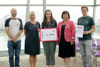 Stefan Kreiner, Nicole Sonnleitner, Johanna Mayrwöger mit Preis, Landesrätin Birgit Gerstorfer und Tobias Steurer mit Urkunde stehen nebeneinander vor einer Glasfront mit Blick auf Häuser und Fluss