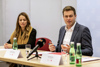 Susanne Frühmann und Landesrat Stefan Kaineder sitzen nebeneinander an einem Konferenztisch