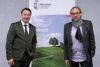 Landeshauptmann-Stv. Dr. Manfred Haimbuchner und Chefinspektor Othmar Coser stehend bei einer Pressekonferenz