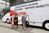 Gruppenfoto mit acht Mitarbeiterinnen und Mitarbeitern des Impfteams des Landeskrisenstabes vor einem Corona-Impfbus, alle mit Mund-Nasen-Schutz bzw. FFP2-Maske. Beschriftung auf dem Bus: Gemeinsam gegen Corona – Impfen wirkt!