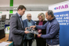 Landesrat Stefan Kaineder und Bundesministerin Leonore Gewessler im Gespräch mit Mitarbeitern des Vereins zur Förderung von Arbeit und Beschäftigung.