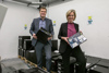 Landesrat Stefan Kaineder und Bundesministerin Leonore Gewessler mit gebrauchten IT-Geräten im Verein zur Förderung von Arbeit und Beschäftigung.